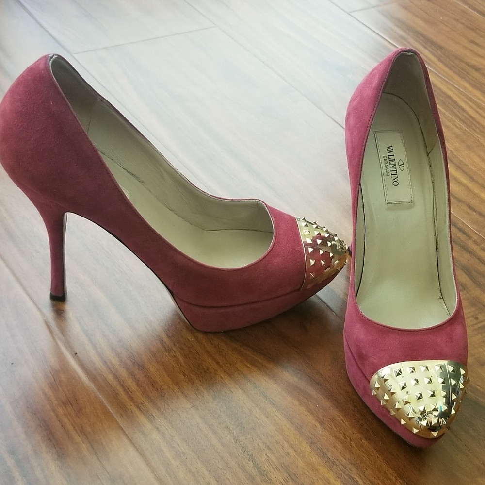 $695 Valentino Rockstud Pumps